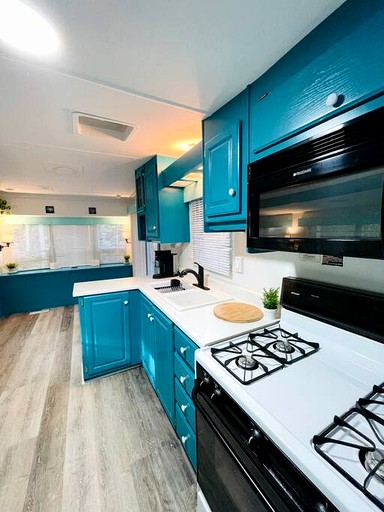 Caravans (Canada, Miller Lake, Ontario)