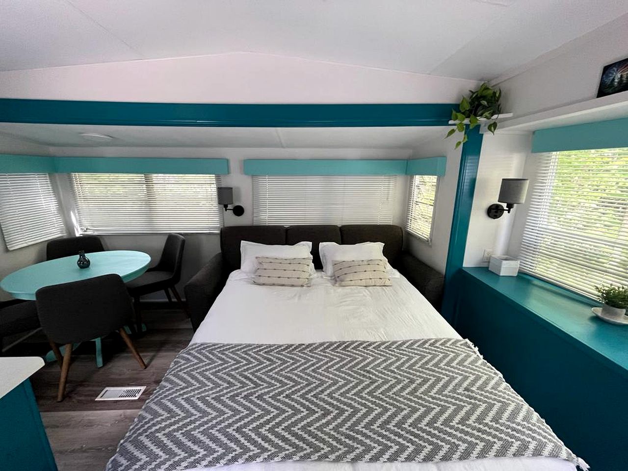 Gorgeous and Unique Glamping Caravan near Miller Lake, Perfect for a Weekend of Swimming and Hiking