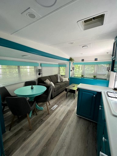 Caravans (Canada, Miller Lake, Ontario)