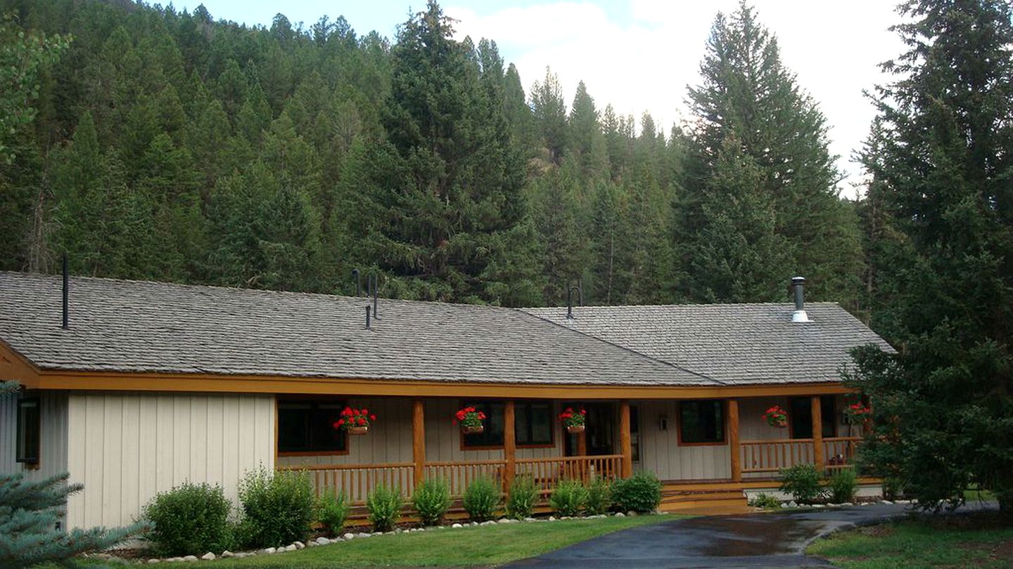 Picturesque Cottage for a Riverside Retreat near Big Sky, Montana