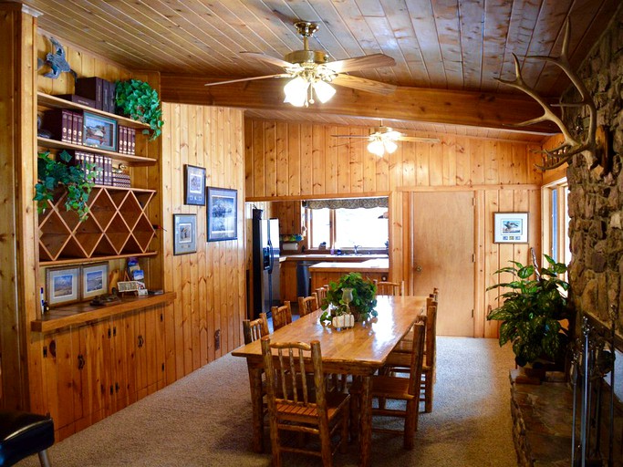 Cottages (Gallatin Gateway, Montana, United States)