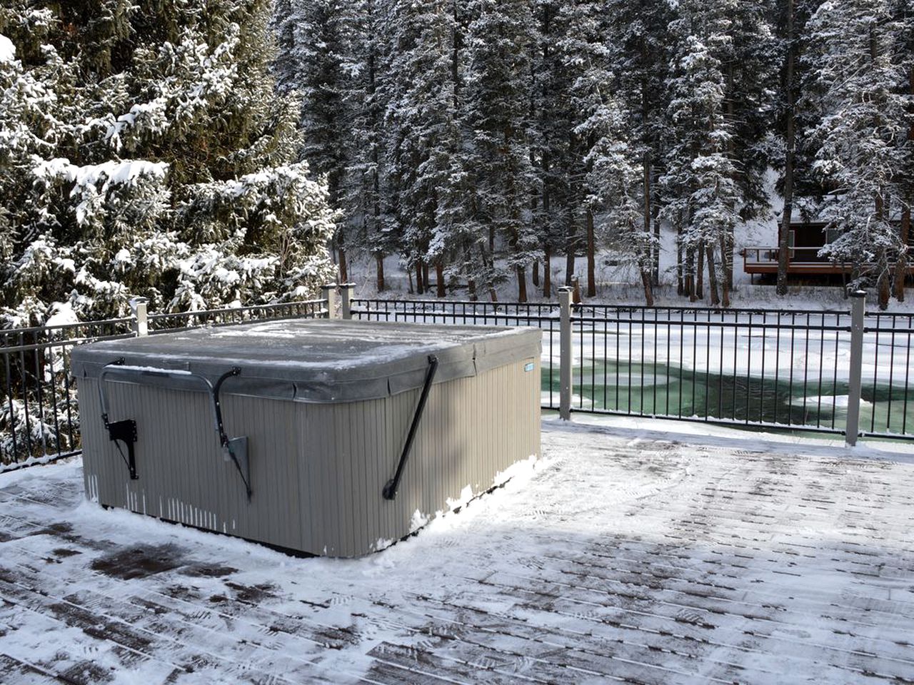 Picturesque Cottage for a Riverside Retreat near Big Sky, Montana
