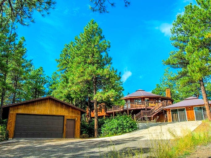 Exterior of top tree houses in Colorado, US. Bask in the Pagosa sun