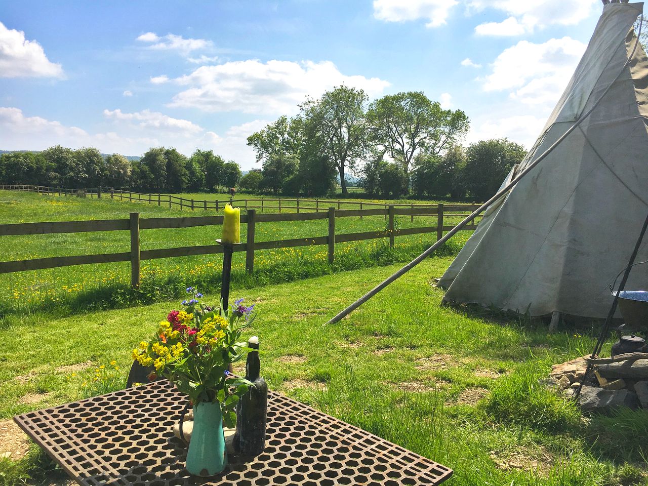 Unique Shepherd's Hut for a Glamping Getaway in Shropshire, England