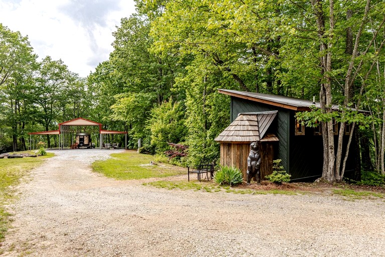 Enchanting Mountain Caravan Retreat with Scenic Trails and Wildlife Encounters in North Carolina
