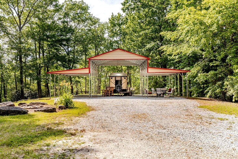 Caravans (United States of America, Transylvania County, North Carolina)
