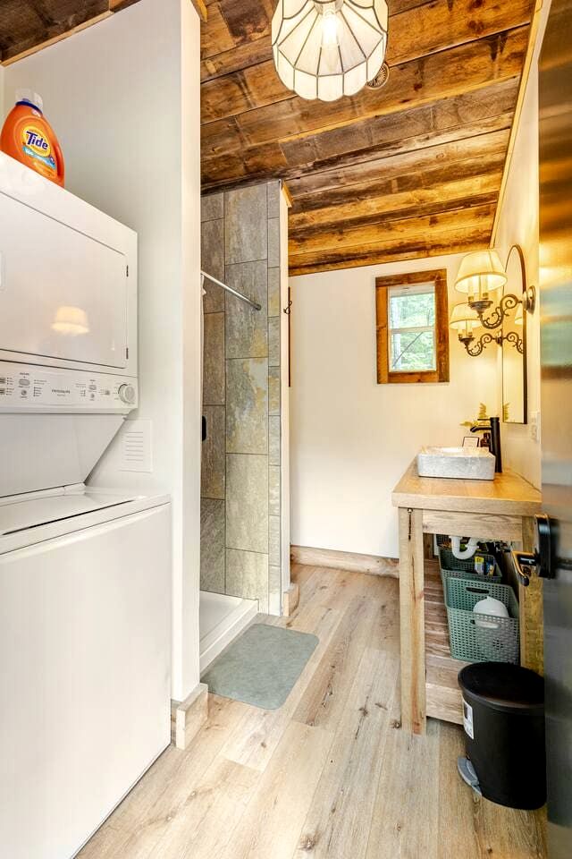 Enchanting Mountain Caravan Retreat with Scenic Trails and Wildlife Encounters in North Carolina