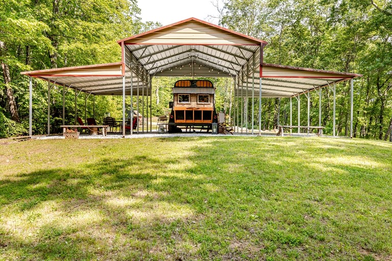 Caravans (United States of America, Transylvania County, North Carolina)