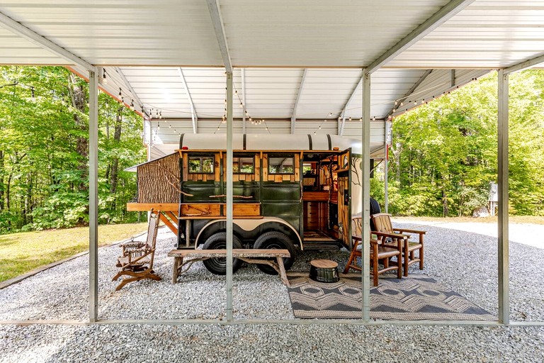 Caravans (United States of America, Transylvania County, North Carolina)