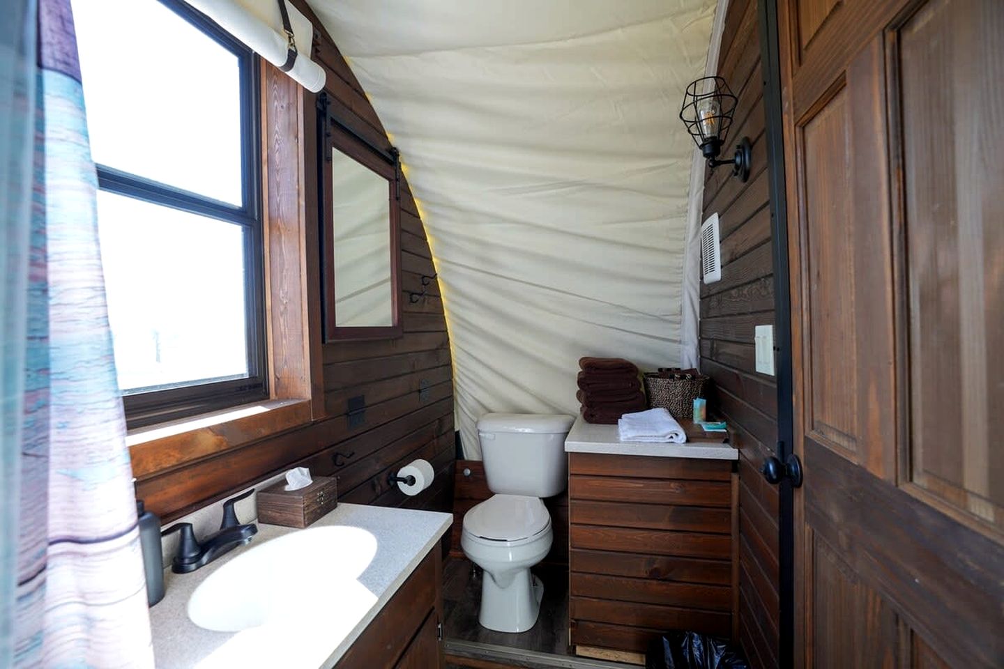 Secluded Caravan with Barbecue in Chilton, Texas