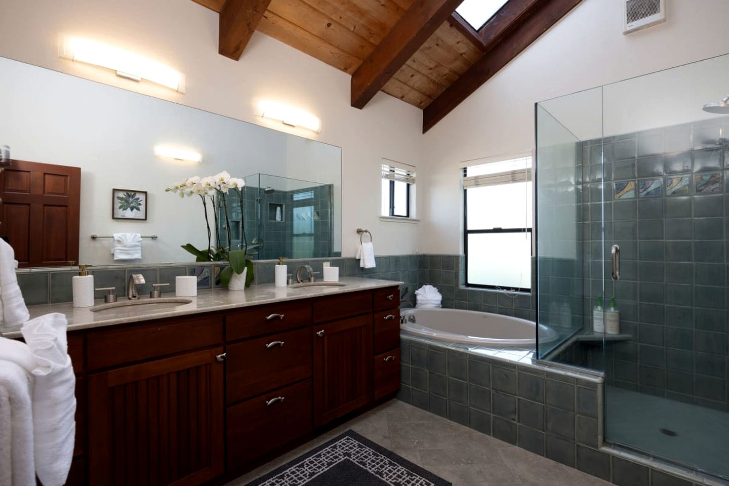 Incredible Oceanfront Retreat with Stunning Views for Group Getaways in Moss Beach, California
