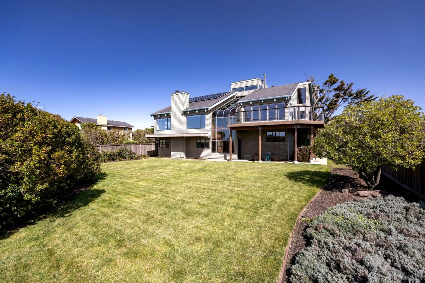 Incredible Oceanfront Retreat with Stunning Views for Group Getaways in Moss Beach, California