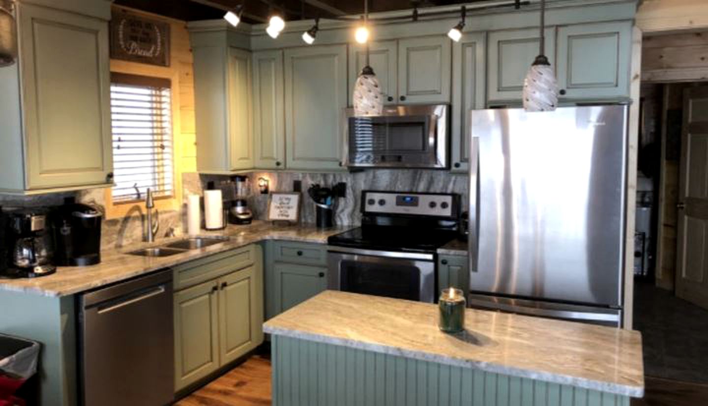 Spectacular Dog-Friendly Cabin with Mountain Views in Sevierville, Tennessee