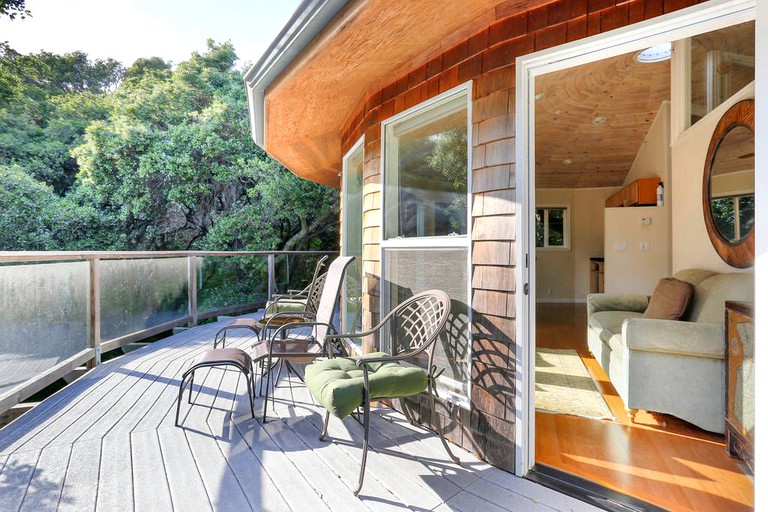 Sun deck of California cottage rental with patio furniture, perfect for glamping: Southern California vacations