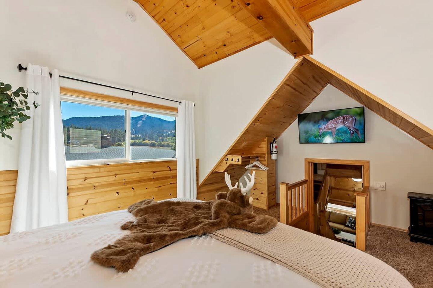 Unwind with a View: Cabin Overlooking the Slopes in Big Bear Lake, California