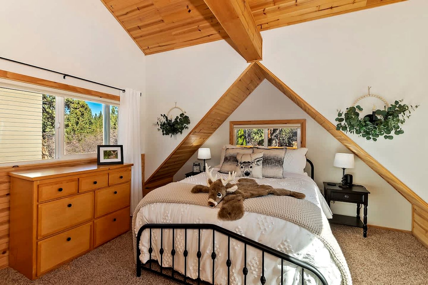 Unwind with a View: Cabin Overlooking the Slopes in Big Bear Lake, California