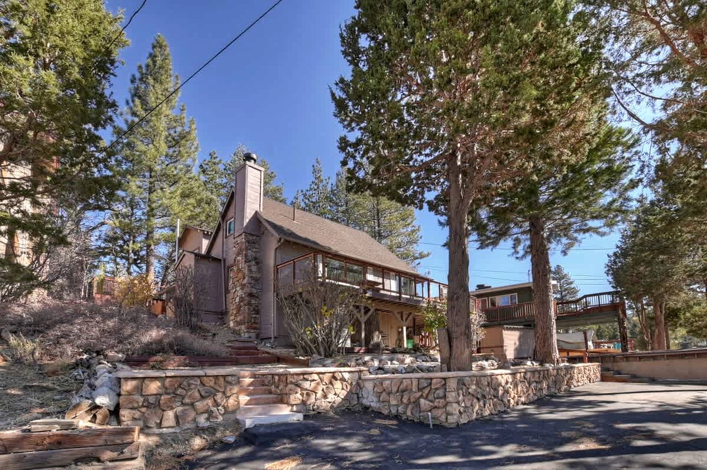 Unwind with a View: Cabin Overlooking the Slopes in Big Bear Lake, California