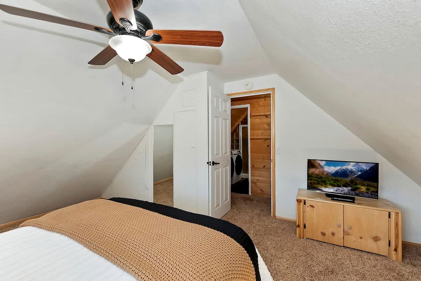 Unwind with a View: Cabin Overlooking the Slopes in Big Bear Lake, California