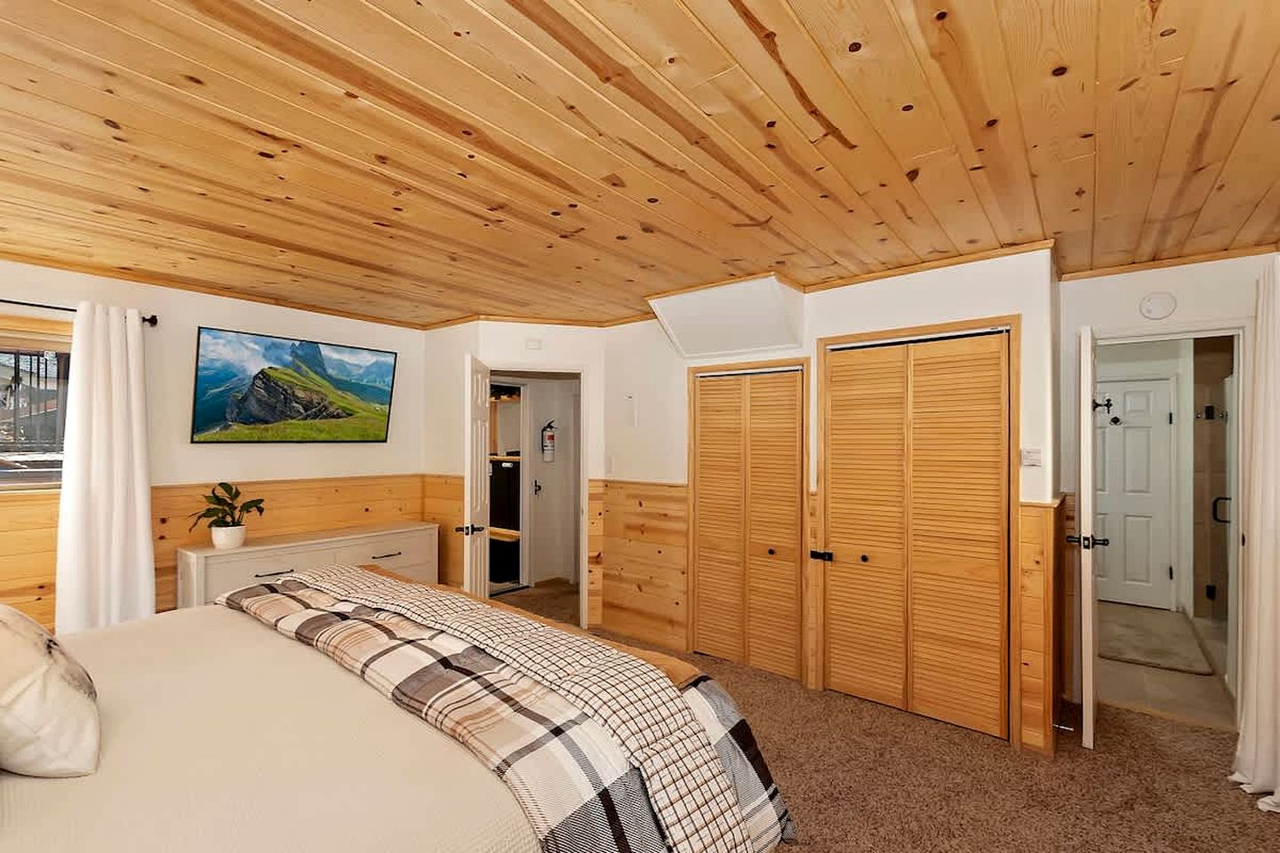 Unwind with a View: Cabin Overlooking the Slopes in Big Bear Lake, California