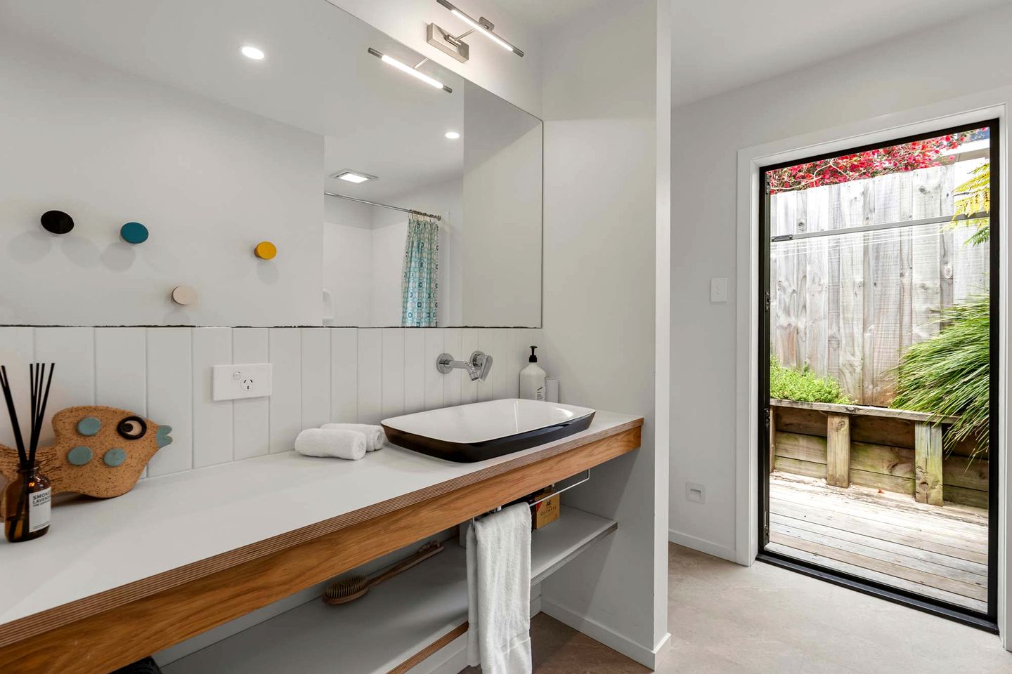 Stunning Coastal Holiday Home with Ocean Views Near Martha Mine, Waihi Beach, New Zealand