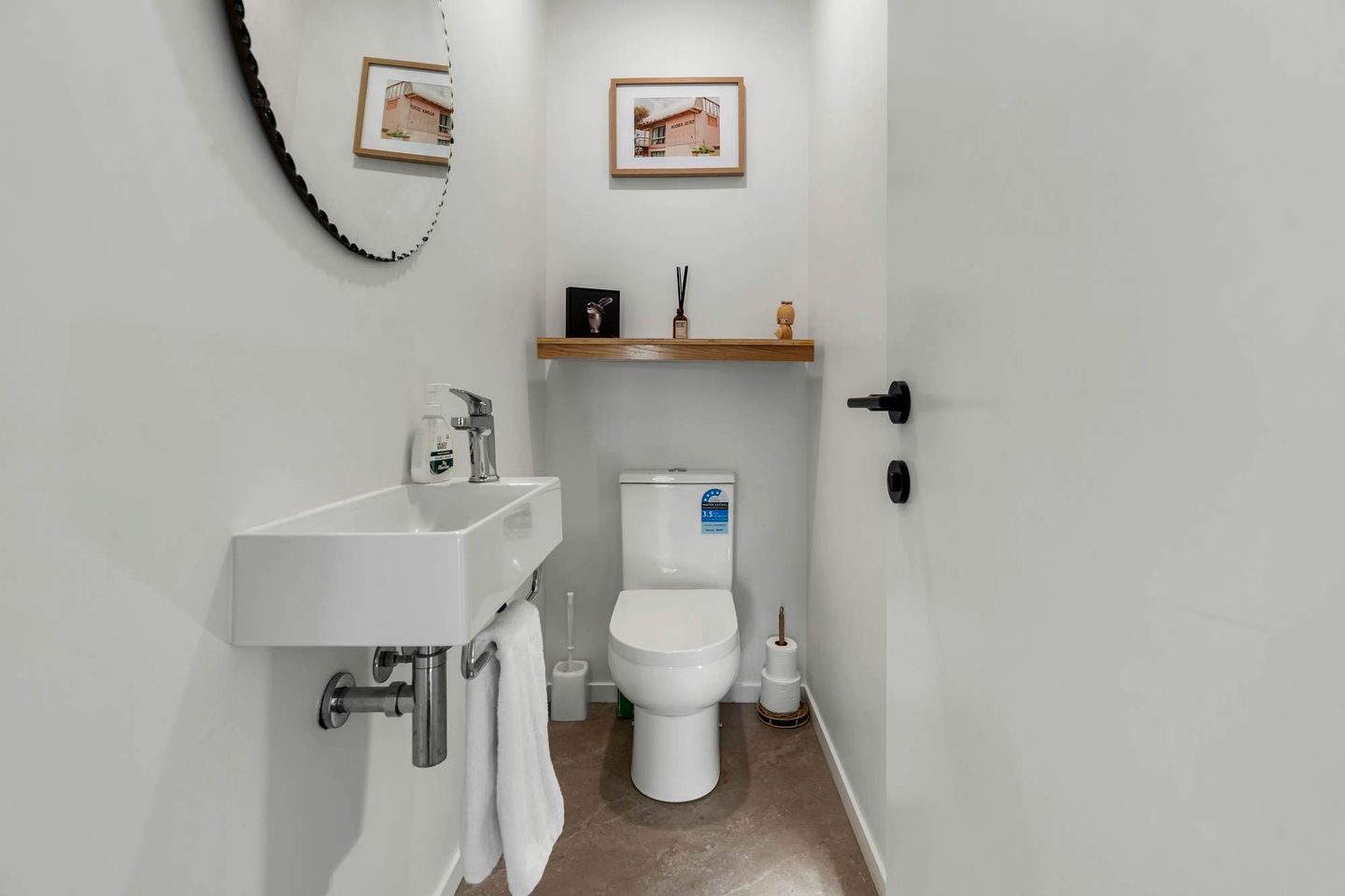 Stunning Coastal Holiday Home with Ocean Views Near Martha Mine, Waihi Beach, New Zealand