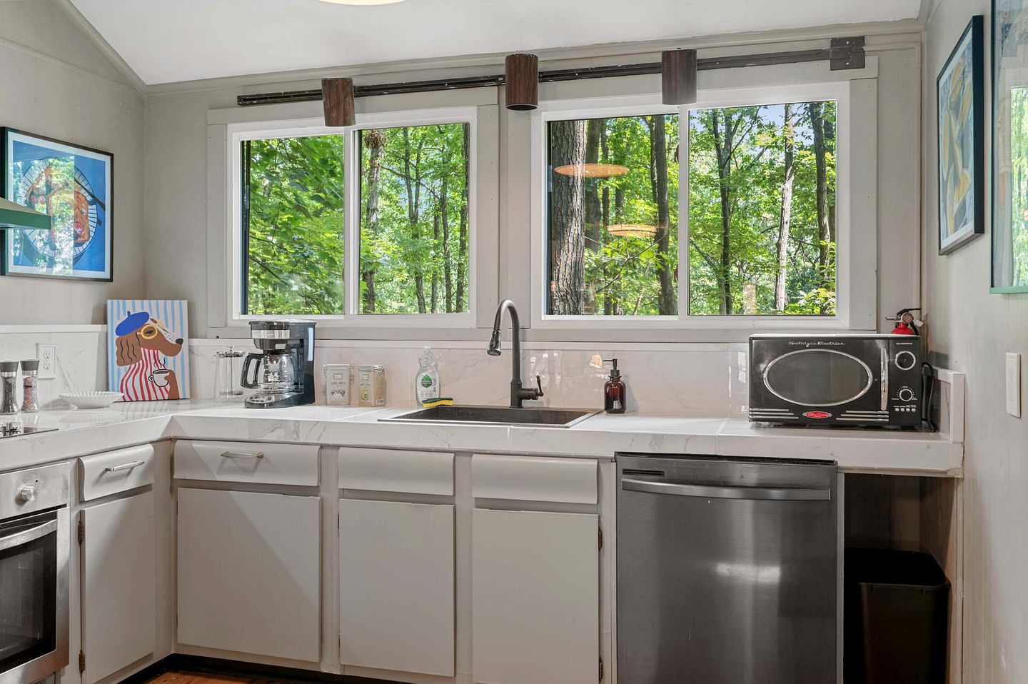 Modern Light-Filled Cabin with Fire Pit and Deck near Berkeley Springs, West Virginia