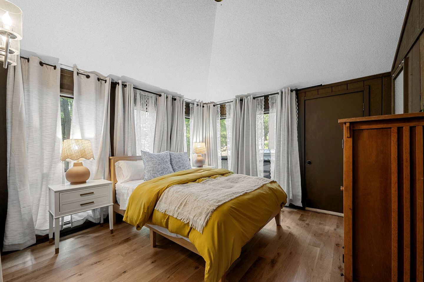 Modern Light-Filled Cabin with Fire Pit and Deck near Berkeley Springs, West Virginia