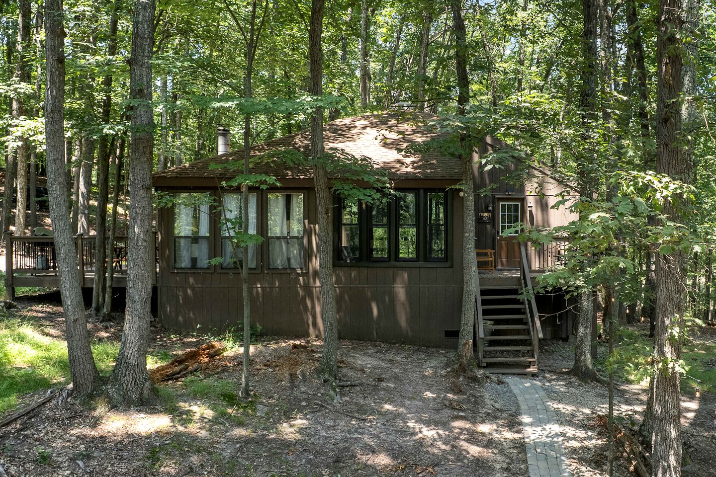 Modern Light-Filled Cabin with Fire Pit and Deck near Berkeley Springs, West Virginia