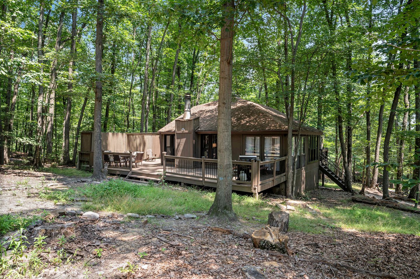 Modern Light-Filled Cabin with Fire Pit and Deck near Berkeley Springs, West Virginia