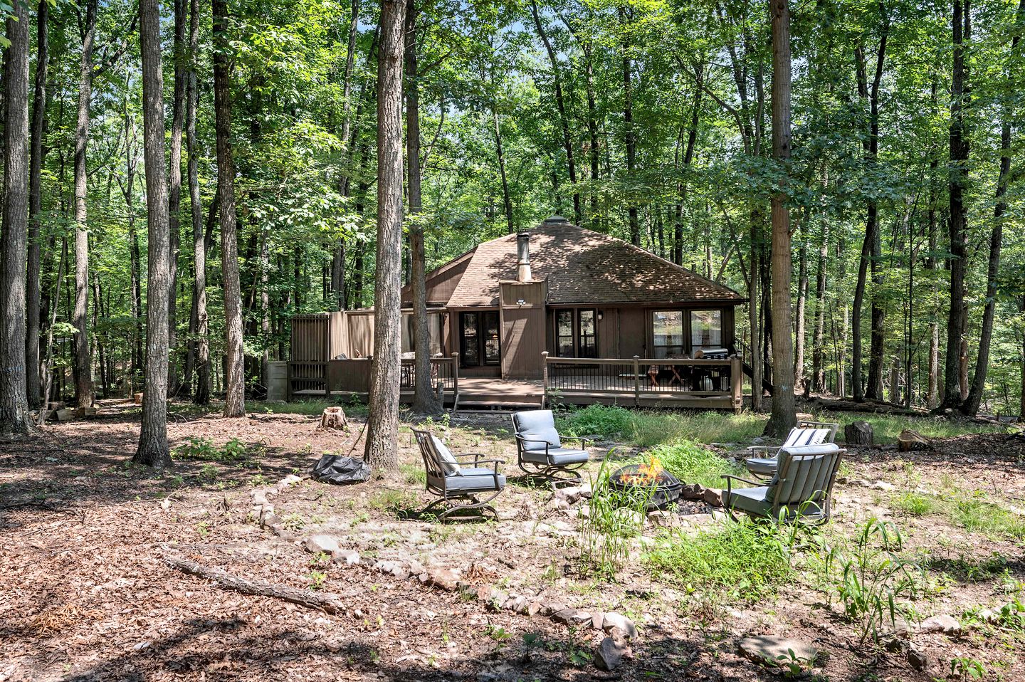 Modern Light-Filled Cabin with Fire Pit and Deck near Berkeley Springs, West Virginia