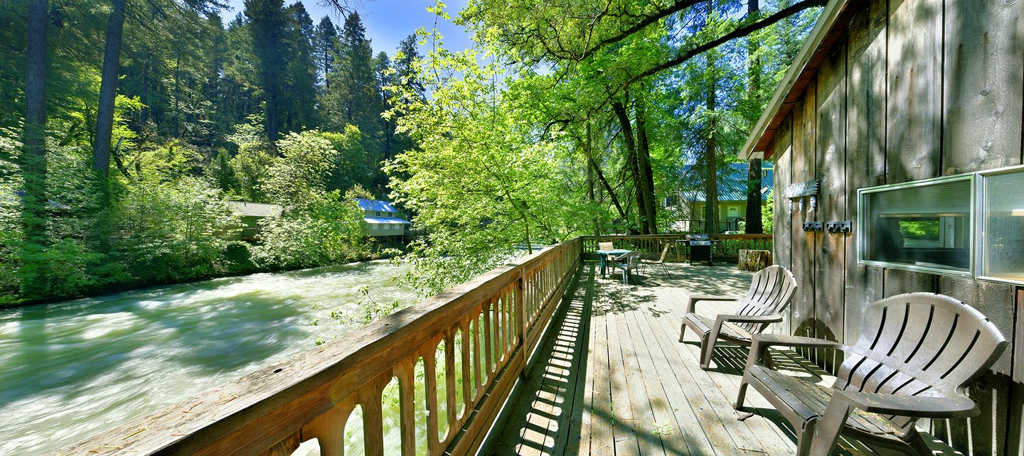 Stunning Cottage with Nice River Sights and Barbecue in Castella, California