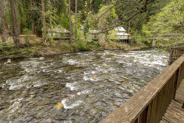 Cabins (United States of America, Castella, California)