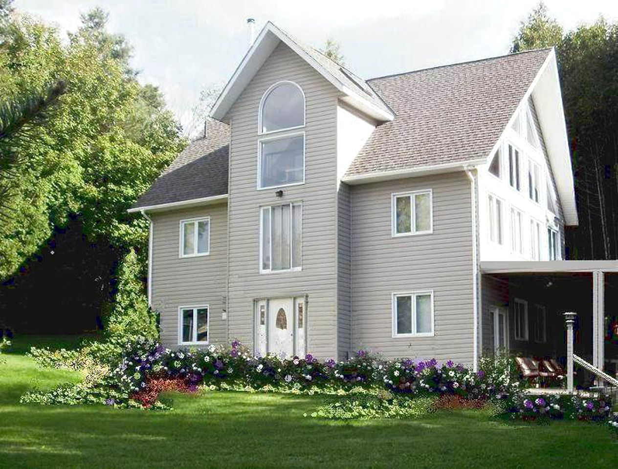 Peaceful Bed and Breakfast Accommodation by Eugenia Falls near Flesherton, Ontario