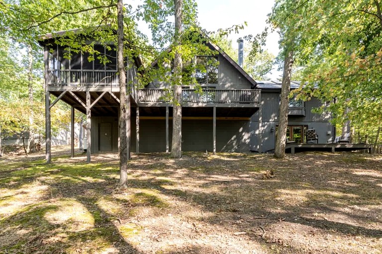 Upscale Cabin with Fire Pit and Pool Access for a Family Trip to Berkeley Springs State Park