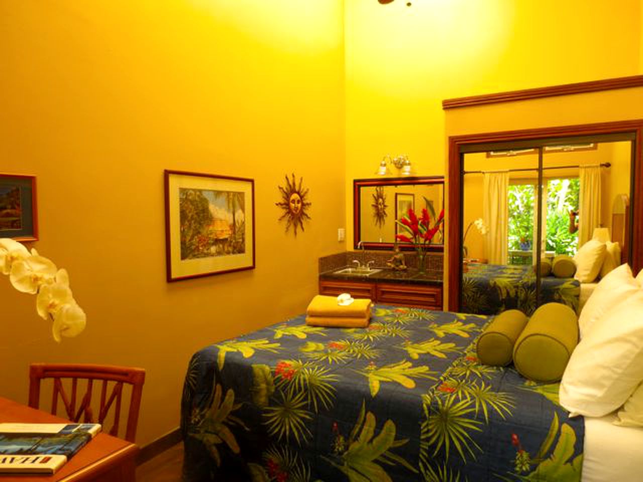 Upscale Lodge Suites on Sustainable Farm and Wellness Retreat near Pahoa, Hawaii