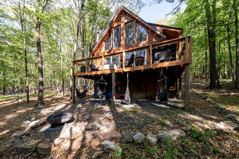 Cozy Cabin with Fire Pit and Games in Paw Paw, West Virginia