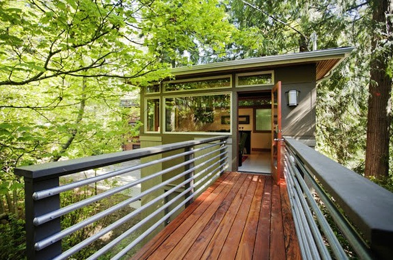 Tree house camping cabin rental in Seattle, Washington