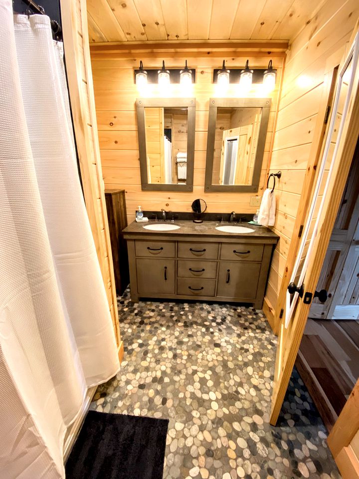 Majestic New Hampshire Log Cabin Rental with Views of Cannon Mountain