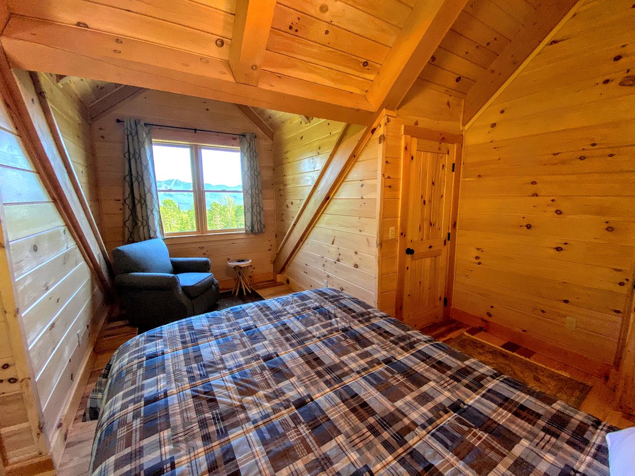 Majestic New Hampshire Log Cabin Rental with Views of Cannon Mountain