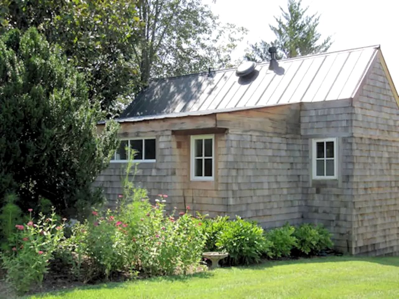 Bright Cottage for a Couples' Getaway Eight Miles from Charlottesville, Virginia