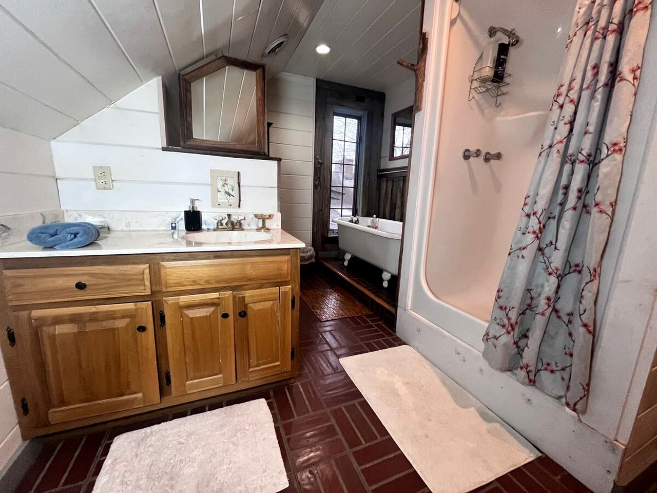 Large Vacation Rental with a Huge Deck near Franklin, Tennessee