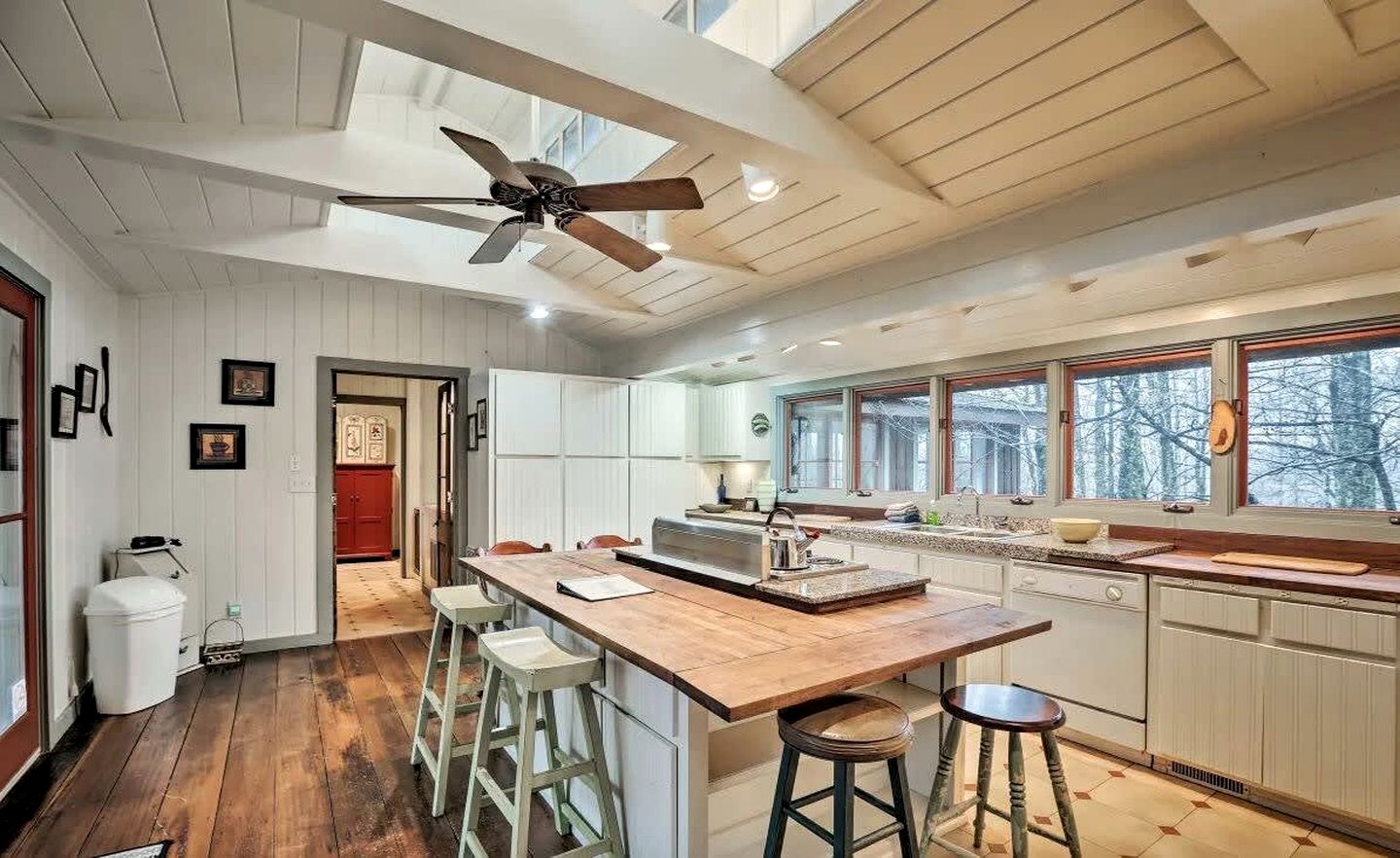 Large Vacation Rental with a Huge Deck near Franklin, Tennessee