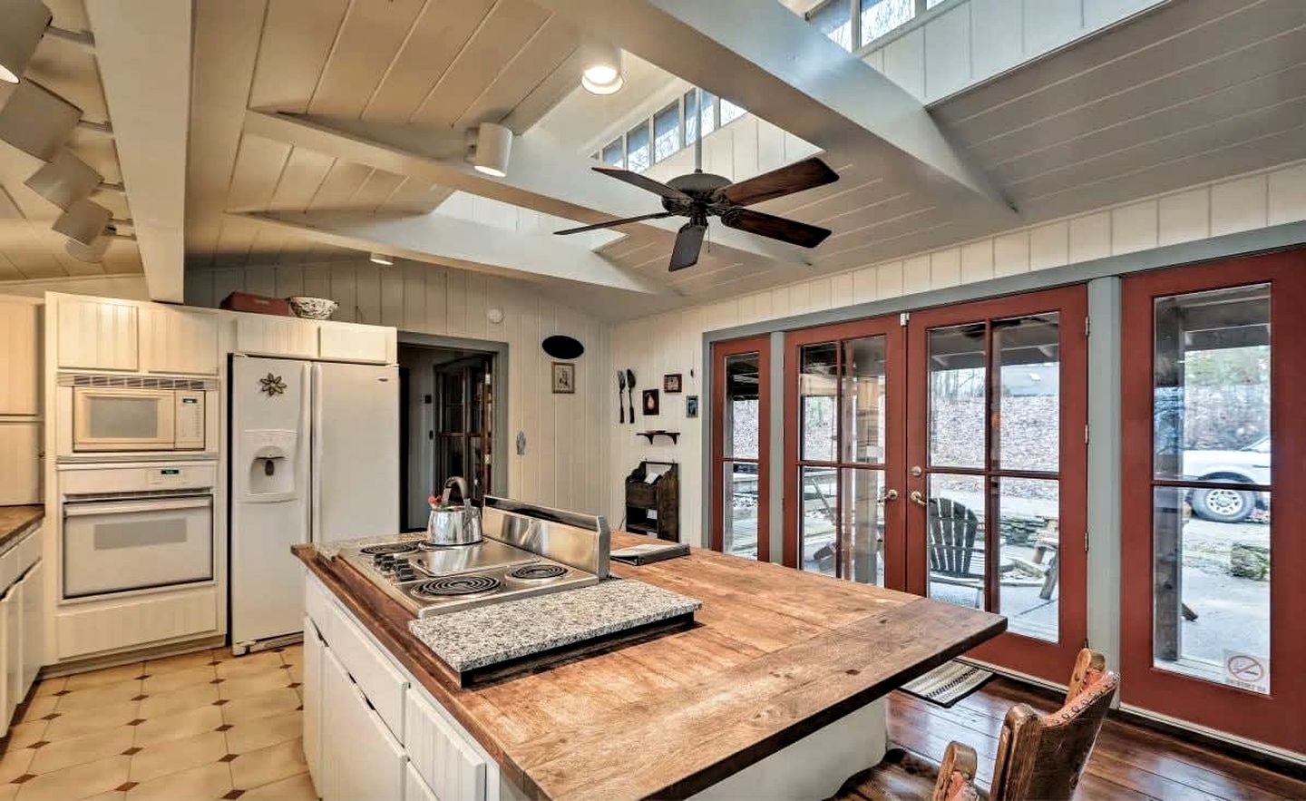 Large Vacation Rental with a Huge Deck near Franklin, Tennessee