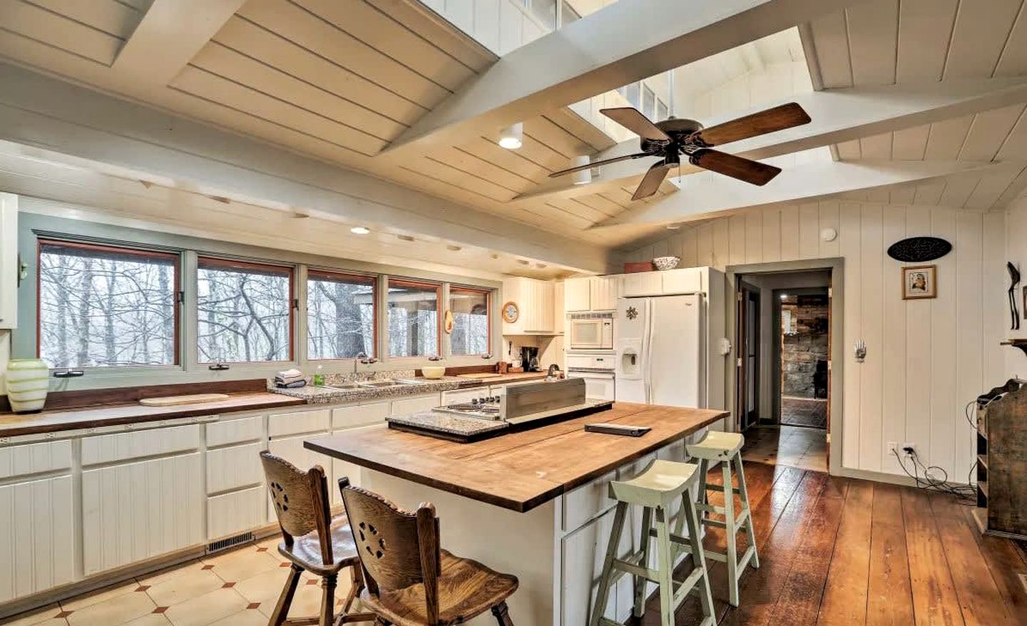 Large Vacation Rental with a Huge Deck near Franklin, Tennessee