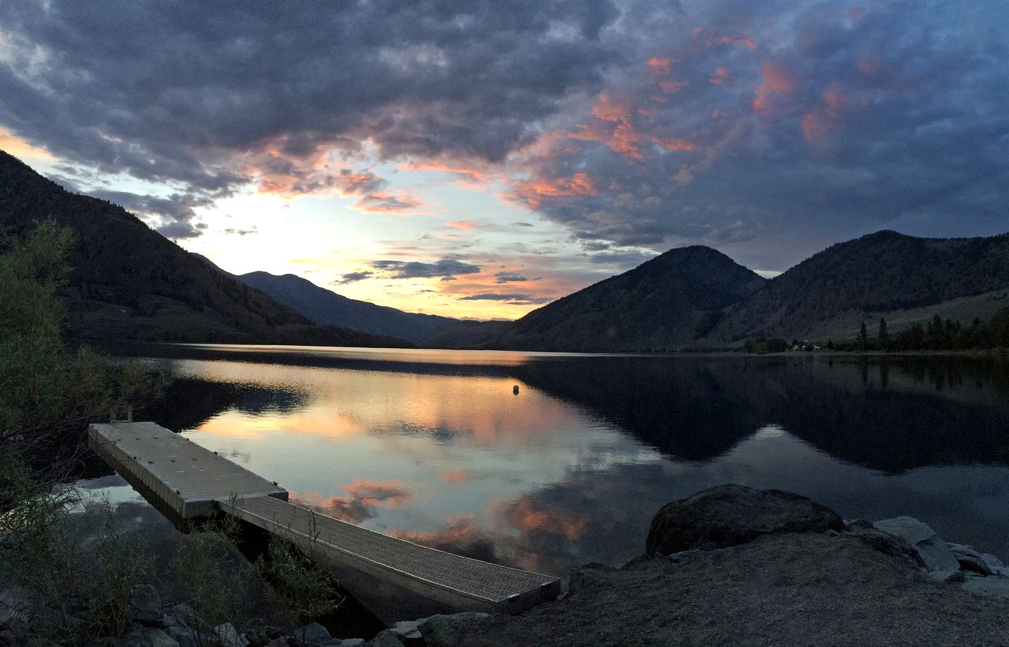 Luxury Vacation Rental on Palmer Lake in Okanogan County, Washington