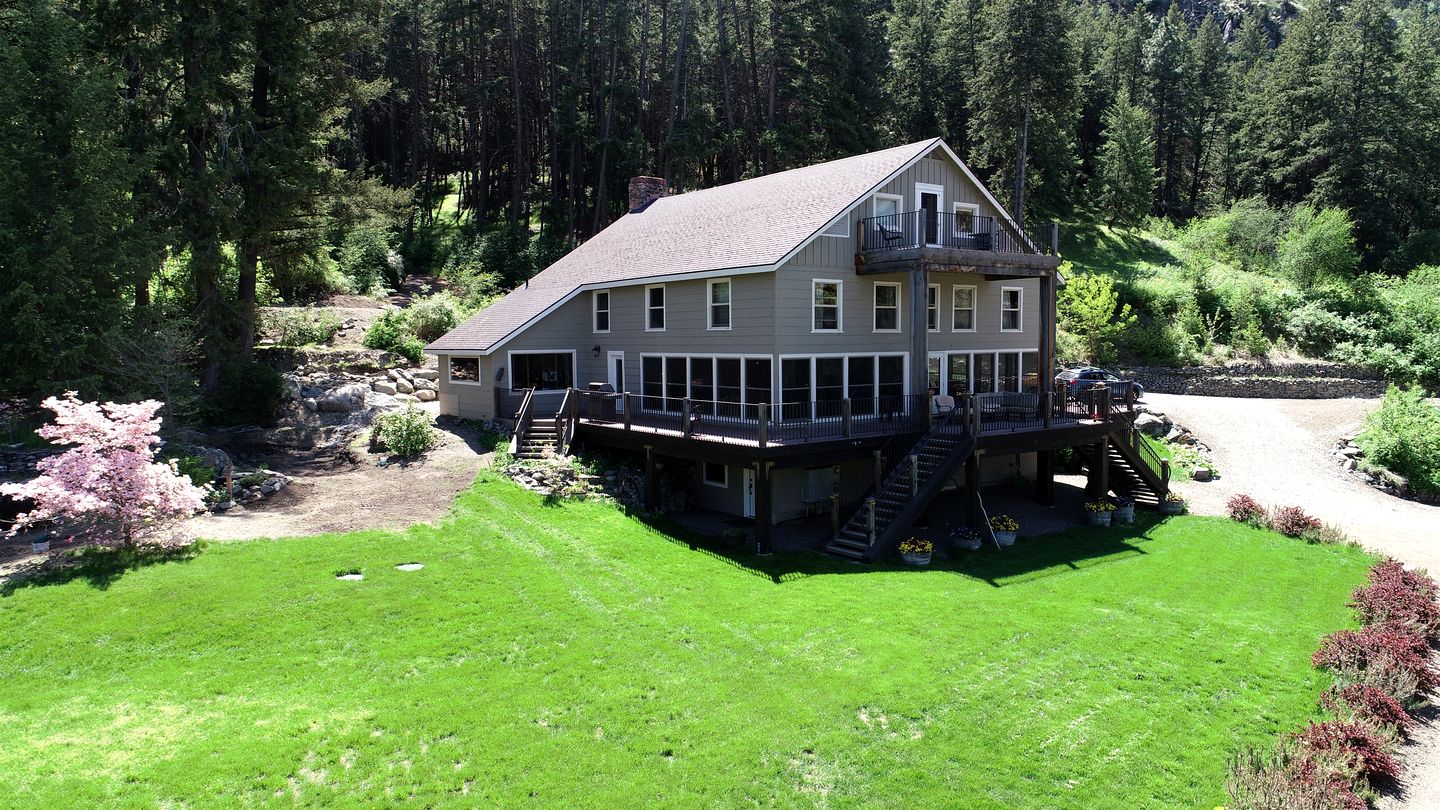 Luxury Vacation Rental on Palmer Lake in Okanogan County, Washington