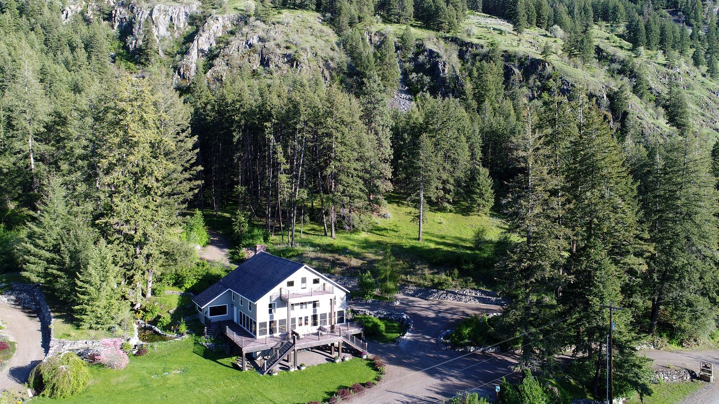 Luxury Vacation Rental on Palmer Lake in Okanogan County, Washington