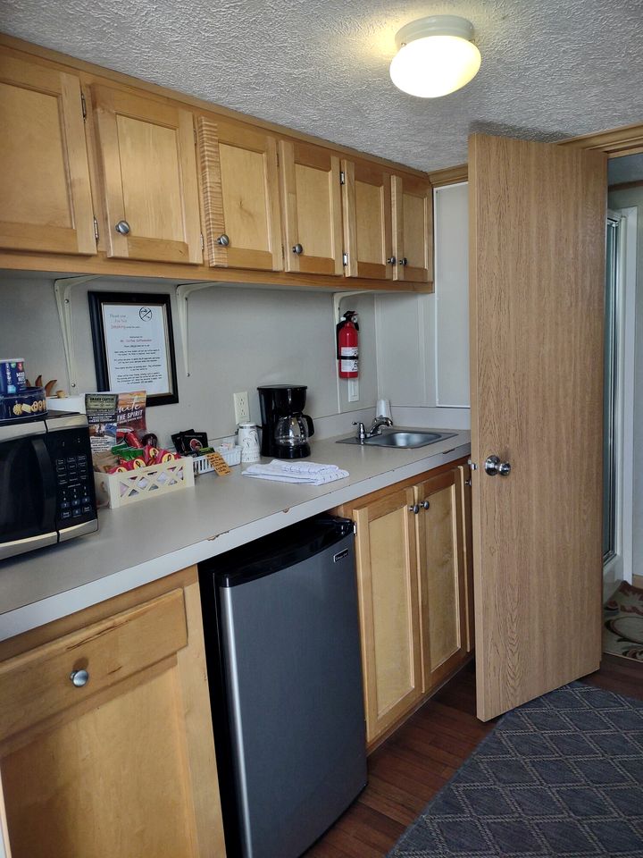 Comfy Vacation Rental with Wi-Fi and Kitchenette in Meadview, Arizona