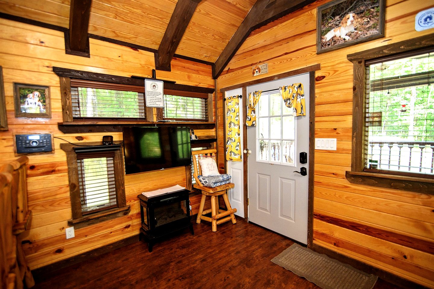 Pet Friendly Cabin with Fire Pit & BBQ Grill in Murfreesboro, Arkansas