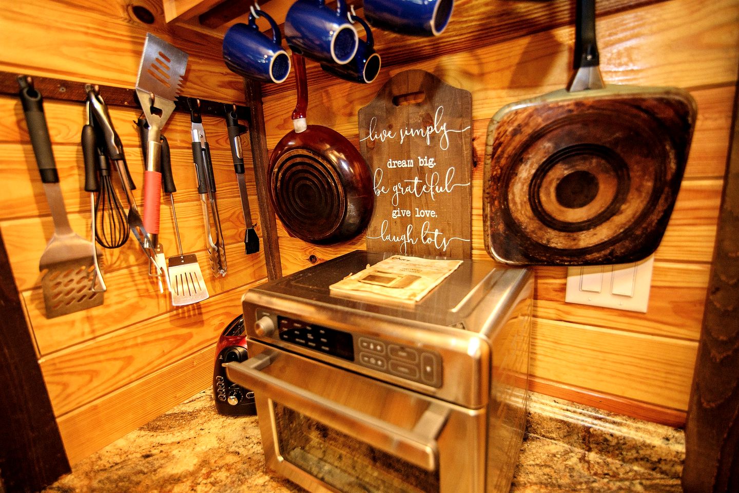 Pet Friendly Cabin with Fire Pit & BBQ Grill in Murfreesboro, Arkansas